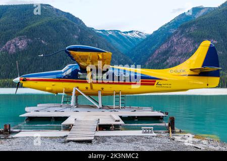 Avions flottants; Northern Rockies Mountain Lodge; Muncho Lake; entouré par les montagnes Rocheuses canadiennes; Colombie-Britannique; Canada Banque D'Images