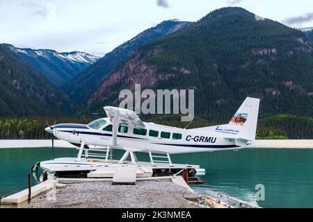 Avions flottants; Northern Rockies Mountain Lodge; Muncho Lake; entouré par les montagnes Rocheuses canadiennes; Colombie-Britannique; Canada Banque D'Images