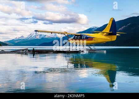 Avions flottants; Northern Rockies Mountain Lodge; Muncho Lake; entouré par les montagnes Rocheuses canadiennes; Colombie-Britannique; Canada Banque D'Images