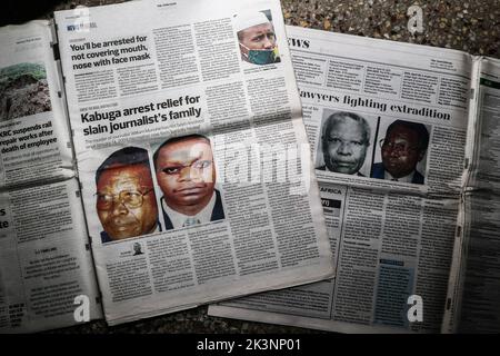 Nakuru, Kenya, 27/09/2022, Une vue des vieux journaux kenyans qui ont couvert l'histoire du journaliste tué William Munuhe, et du chef d'œuvre du génocide rwandais Felicien Kabuga, lors d'un atelier d'électronique à Nakuru Town. La famille de feu William Munuhe qui a été tué sur 14 janvier 2003, comme il a aidé la police et le Bureau fédéral des enquêtes des États-Unis (FBI) à traquer Felicien Kabuga est toujours en quête de justice 19 ans plus tard. Felicien Kabuga (89), a été chassé de sa cachette en France après 26 ans de course et sera présenté au mécanisme résiduel international d'UNís pour Tribu criminel Banque D'Images