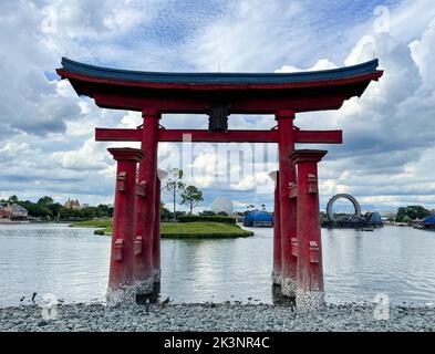 Lac Bay, FL États-Unis - 15 septembre 2022 : vue sur le Pavillon du Japon avec la Terre du vaisseau spatial en arrière-plan au parc à thème Epcot Banque D'Images