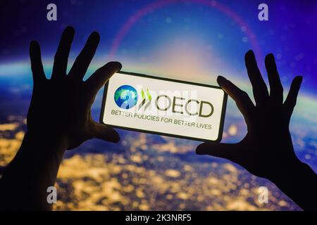 Brésil. 27th septembre 2022. Sur cette photo, le logo de l'Organisation de coopération et de développement économiques (OCDE) apparaît sur un smartphone. Crédit : SOPA Images Limited/Alamy Live News Banque D'Images