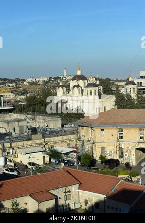 Vue sur la cathédrale orthodoxe russe de la Sainte trinité dans le complexe russe de Jérusalem-Ouest et sur l'église de l'Ascension sur le Mont des oliviers Banque D'Images