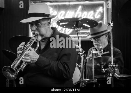 Concert de jazz jouant au Cafe Beignet à la Nouvelle-Orléans, Louisiane, États-Unis Banque D'Images