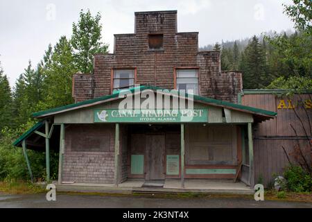 L'ancien bâtiment Canal Trading Post, qui a maintenant l'air abandonné, à Hyder, en Alaska, aux États-Unis Banque D'Images