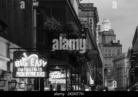 Bourbon Street, la Nouvelle-Orléans la nuit en noir et blanc Banque D'Images