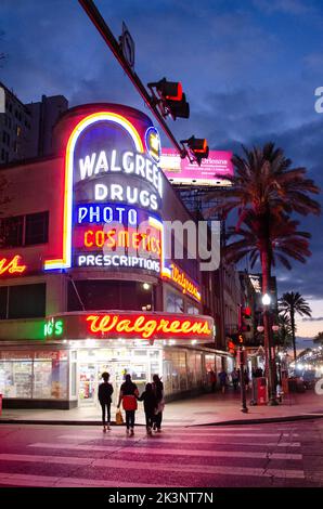 Enseigne néon devant les magasins dans la région de Bourbon Street à la Nouvelle-Orléans, Louisiane, États-Unis Banque D'Images