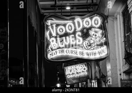 Enseigne néon devant les magasins dans la région de Bourbon Street à la Nouvelle-Orléans, Louisiane, États-Unis Banque D'Images