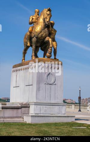 Valor, l'une des statues de l'art de la guerre à l'extrémité est du pont commémoratif d'Arlington. Sculpteur, Leo Friedlander. Washington, DC, États-Unis. Banque D'Images