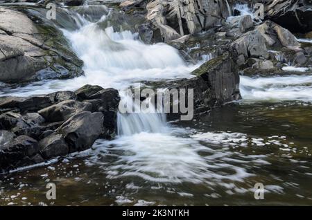 Cascades dans la rivière Little Patuxent à l'extérieur de l'historique Savage Mill, Savage, Maryland, États-Unis Banque D'Images