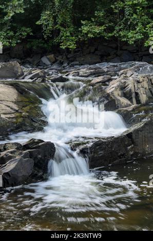 Cascades dans la rivière Little Patuxent à l'extérieur de l'historique Savage Mill, Savage, Maryland, États-Unis Banque D'Images