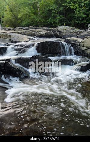Cascades dans la rivière Little Patuxent à l'extérieur de l'historique Savage Mill, Savage, Maryland, États-Unis Banque D'Images