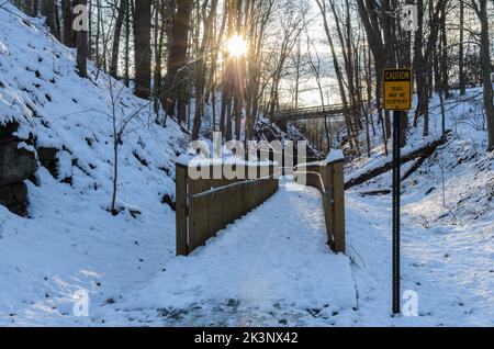 Le Trolley Trail dans la neige et la glace à l'extérieur d'Ellicott City, Maryland, États-Unis Banque D'Images
