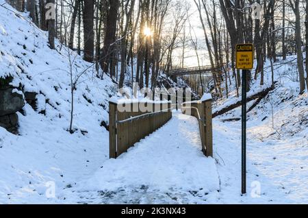 Le Trolley Trail dans la neige et la glace à l'extérieur d'Ellicott City, Maryland, États-Unis Banque D'Images