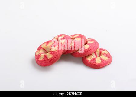 Cookies isolés sur fond blanc. Cookies au beurre, cookies orange et cookies aux fraises Banque D'Images