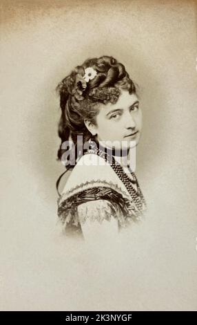 1865 CA, Paris , FRANCE : l'actrice française MARGUERITE DE BOSREDON de Folies Marigny . Photo de Charles REUTLINGER ( 1816 - 1880 ca ). - TEATRO - THÉÂTRE - FRANCIA - ritratto - portrait - granate - collier de perles - collana di perle - boucles - riccioli -- ARCHIVIO GBB Banque D'Images