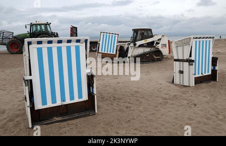 PRODUCTION - 27 septembre 2022, Mecklembourg-Poméranie occidentale, Warnemünde: Dans la station Baltique, les premières chaises de plage sont portées dans les quartiers d'hiver. La plage doit être dégagée d'ici la mi-octobre. Photo: Bernd Wüstneck/dpa Banque D'Images