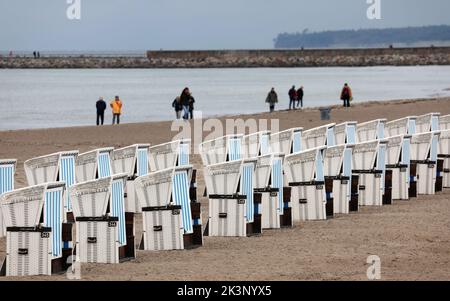 PRODUCTION - 27 septembre 2022, Mecklembourg-Poméranie occidentale, Warnemünde: Des chaises de plage sont encore disponibles dans la station Baltique, et les premiers ont déjà été déplacés dans leurs quartiers d'hiver. La plage doit être dégagée d'ici la mi-octobre. Photo: Bernd Wüstneck/dpa Banque D'Images