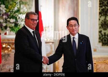 Tokyo, Japon. 28th septembre 2022. (De gauche à droite) le Premier ministre marocain Aziz Akhannouch accueille le Premier ministre japonais Fumio Kishida avant leur rencontre à la maison d'hôtes du Palais Akasaka à Tokyo. (Credit image: © Rodrigo Reyes Marin/ZUMA Press Wire) Credit: ZUMA Press, Inc./Alamy Live News Banque D'Images