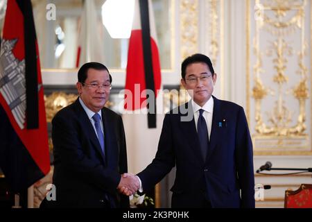 Tokyo, Japon. 28th septembre 2022. (De gauche à droite) le Premier ministre cambodgien, Hun Sen, accueille le Premier ministre japonais Fumio Kishida avant leur rencontre à la maison d'hôtes du Palais d'Akasaka à Tokyo. (Credit image: © Rodrigo Reyes Marin/ZUMA Press Wire) Credit: ZUMA Press, Inc./Alamy Live News Banque D'Images