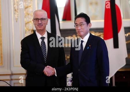Tokyo, Japon. 28th septembre 2022. (De gauche à droite) Rami Hamdallah l'ancien Premier ministre de Palestine salue le Premier ministre japonais Fumio Kishida avant leur rencontre à la maison d'hôtes du Palais Akasaka à Tokyo. (Credit image: © Rodrigo Reyes Marin/ZUMA Press Wire) Credit: ZUMA Press, Inc./Alamy Live News Banque D'Images