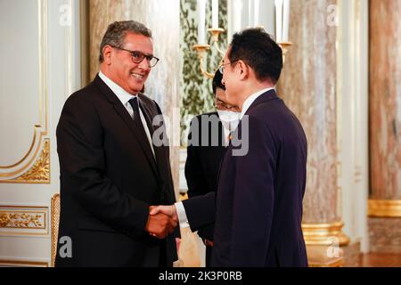 Tokyo, Japon. 28th septembre 2022. (De gauche à droite) le Premier ministre marocain Aziz Akhannouch accueille le Premier ministre japonais Fumio Kishida avant leur rencontre à la maison d'hôtes du Palais Akasaka à Tokyo. (Credit image: © Rodrigo Reyes Marin/ZUMA Press Wire) Credit: ZUMA Press, Inc./Alamy Live News Banque D'Images