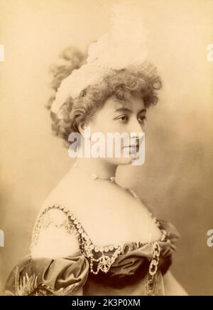 1895 CA , Paris , FRANCE : la célèbre actrice française CECILE SOREL ( 1873 - 1966 ) , amante du poète italien Gabriele d'Annunzio . Photo de Charles Reutlinger , Paris . - BELLE EPOQUE - TEATRO - THÉÂTRE - ART NOUVEAU - bijoux - collier - collana - BELLE EPOQUE - DIVA - DIVINA - decolleté - scollatura - ouverture de la nuque --- Archivio GBB Banque D'Images