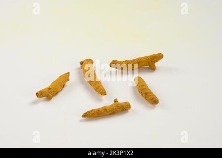 poudre curcuma, racine curcuma isolée sur blanc. Banque D'Images