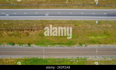 Vue aérienne de la jonction de la route. Autoroutes, pont et champs verts à la périphérie de la ville. En Belgique concept transport. Photo de haute qualité prise par un drone Banque D'Images