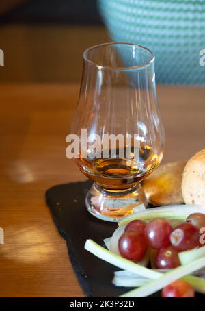 Association de whiskies de scotch et de fermiers fromages écossais cheddar, stilton, fromage bleu, brie, dégustation de whisky et fromage à Édimbourg, Royaume-Uni Banque D'Images