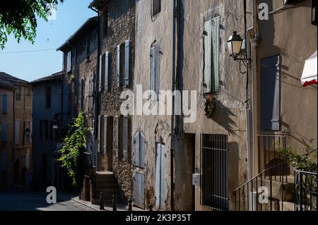 Vue sur les bâtiments médiévaux en journée ensoleillée, destination de vacances, célèbre village viticole de Châteauneuf-du-pape en Provence, France Banque D'Images