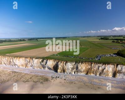 Vue aérienne sur les falaises blanches de halk, les champs verts du pays de Caux et l'eau de l'océan Atlantique près du petit village de Veules-les-Roses, Normandie, France. Visite Banque D'Images