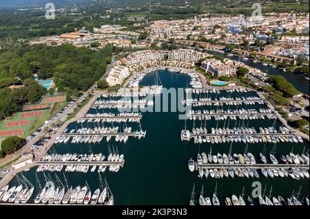 Vue aérienne sur les eaux bleues du golfe de Saint-Tropez, voiliers, maisons de Port Grimaud et Port Cogolin, vacances d'été en Provence, France Banque D'Images