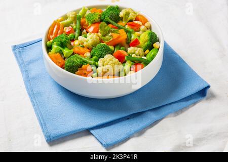 assiette de légumes sautés sur une table en bois, vue du dessus Banque D'Images