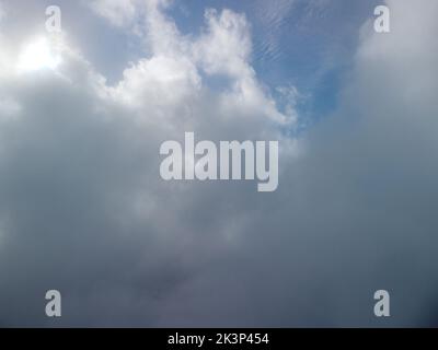 Vue aérienne.Le drone survole des nuages brumeux et moelleux.Soleil bleu ciel et brouillard marin.Résumé nature aérienne été océan coucher de soleil mer et ciel fond Banque D'Images