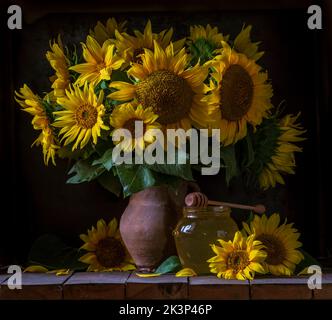 Beau jaune tournesol encore la vie bouquet dans un pot en argile céramique style rustique huile miel Dark photo fond de table en bois Vintage. Touche rétro. Bas Banque D'Images