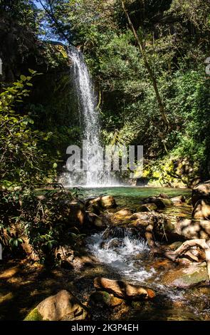 Superbe piscine à Hidden Waterfall (Cataratas Escondido), Parc national de Rincon de la Vieja, Guanacaste, Costa Rica Banque D'Images