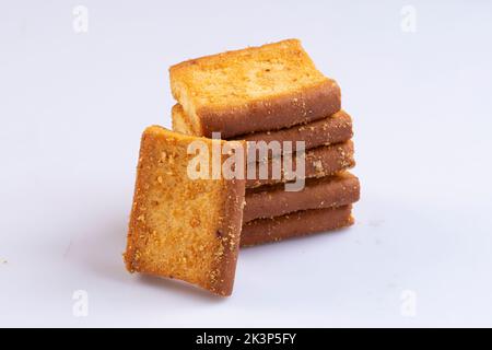 Croquant Rusk ou toast pour une vie saine. Des roussettes créant un effet domino isolé sur un fond blanc de tranches de pain croustillantes de type toast, des biscuits toasts Banque D'Images