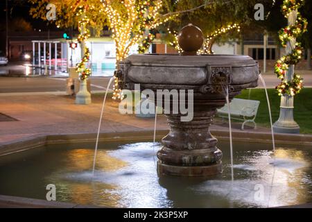 Vue nocturne de la fontaine de l'hôtel de ville et de la plaza de Casa Grande, Arizona, États-Unis. Banque D'Images