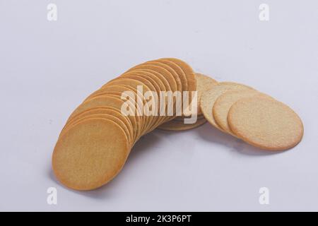 Biscuits sandwich, fourrés de chocolat, isolés sur blanc Banque D'Images