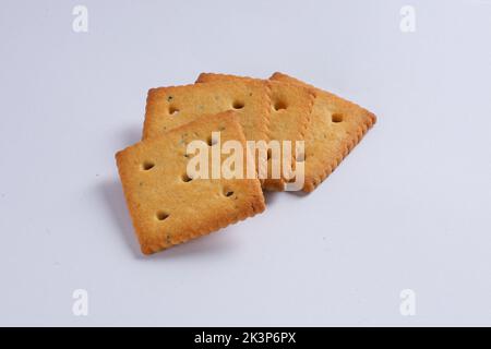 Biscuits sandwich, fourrés de chocolat, isolés sur blanc Banque D'Images