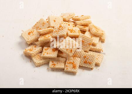 Biscuits sandwich, fourrés de chocolat, isolés sur blanc Banque D'Images