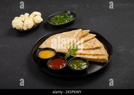 Aloo paratha ou gobi paratha également connu sous le nom de plat de pommes de terre ou de chou-fleur farci provenant du sous-continent indien Banque D'Images