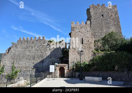 Camerota - Castello Normanno che domina il borgo Banque D'Images