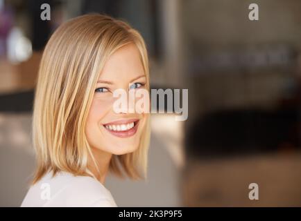 Confiance il lui donne ce quelque chose de spécial. Une magnifique jeune femme blonde regardant la caméra. Banque D'Images