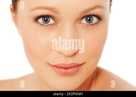 Beauté des yeux bleus. Photo de beauté d'une jeune femme sur fond blanc. Banque D'Images