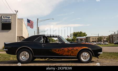ROYAL OAK, MI/USA - 13 AOÛT 2020 : une Camaro 1969 de Chevrolet aux flammes sur la route de croisière Woodward Dream Cruise. Banque D'Images