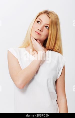 Naturel, jeune et absolument magnifique. Une jolie jeune blonde isolée sur un fond blanc. Banque D'Images