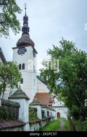 Une photo verticale d'une allée de conte de fées près de l'église dans le village de Spania Dolina en Slovaquie Banque D'Images