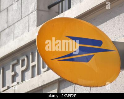 Wallers, France - 09 23 2022 : logo du bureau de poste, sur un mur de la ville Banque D'Images